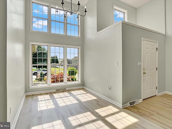 4th image of 558 Monarch Dr