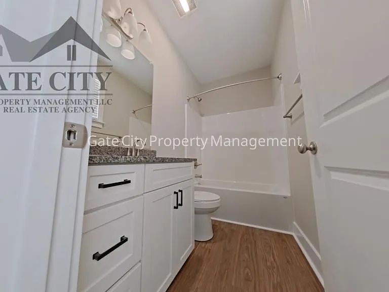 306 Oakwood St — Photo 7