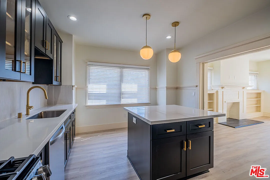 2 bed, 2.0 bath, 990 sqft, $4,125 — Photo 4