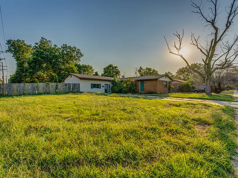 121 E Pecan St — Photo 9