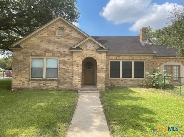 613 E Broadway St #5, Cuero, TX 77954