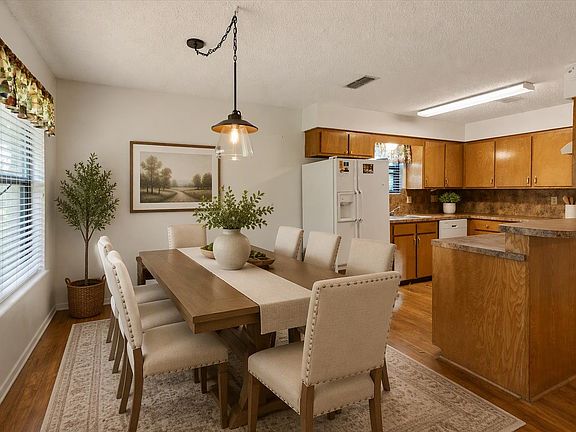 5th image of 36 Marguerite Dr