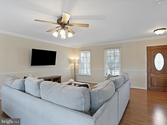 5th image of 122 Bennett Dr