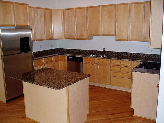 4th image of 2533 N Southport Ave Ste 1