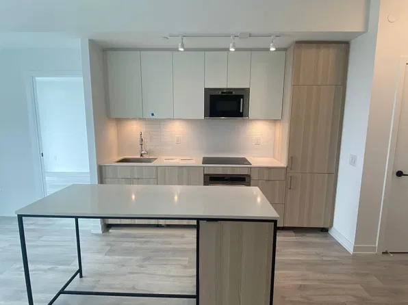 220 Missinnihe Way #1009, Mississauga, ON L5H 0A9