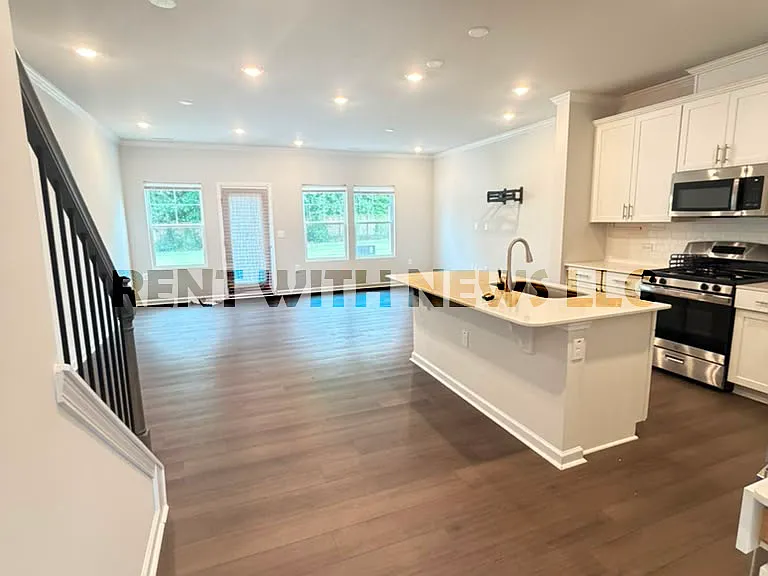 282 Paramount Dr — Photo 8