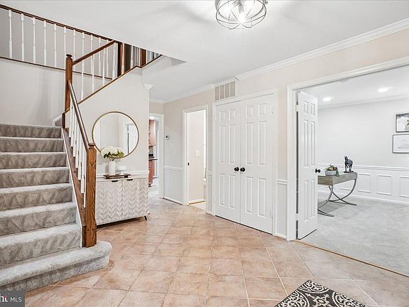 4th image of 7830 Belleflower Dr