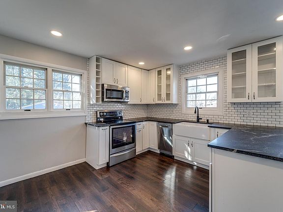 3rd image of 15910 Crest Dr