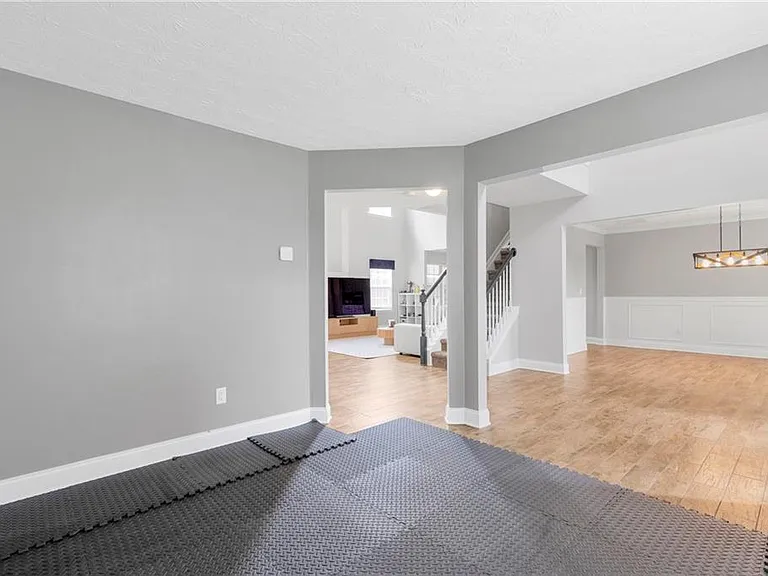 709 Roxholly Ln — Photo 5