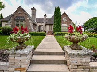 N52W21393 Taylors Woods Dr, Menomonee Falls, WI 53051