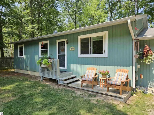 10263 Wildwood Rd, Interlochen, MI 49643