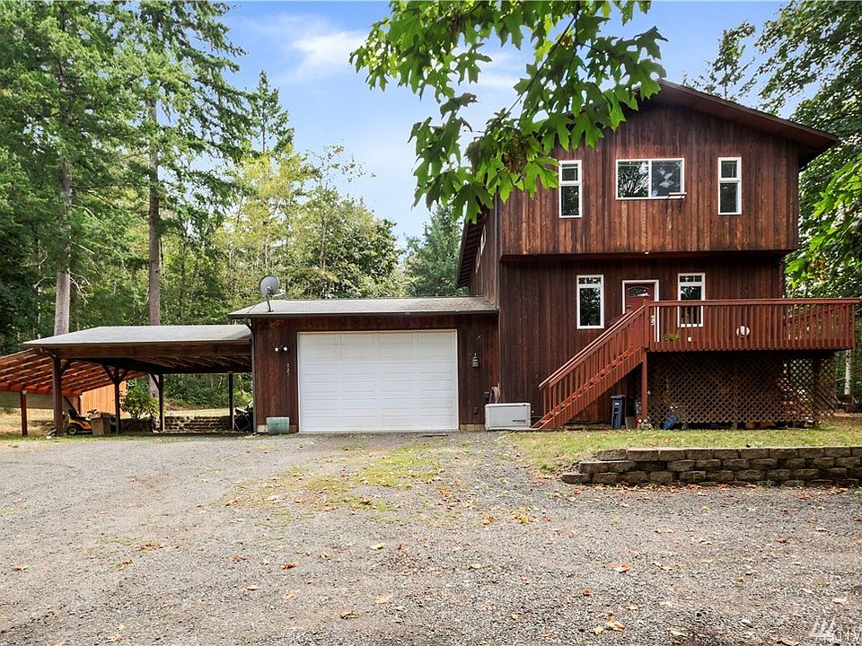 3 bedroom home + 2 bonus spaces on over an acre with tons of parking.