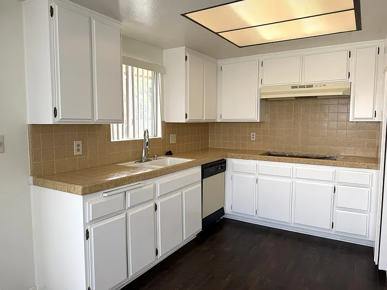 570 W 24th St #9 — Photo 9
