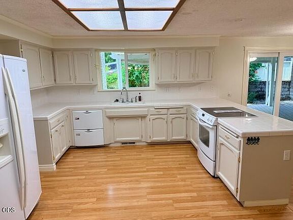5th image of 108 NW Sunhill Dr