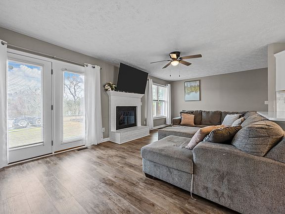 5th image of 38 Hallmark Dr