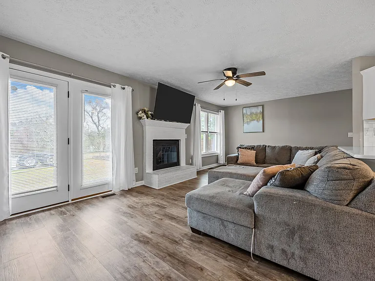 38 Hallmark Dr — Photo 5
