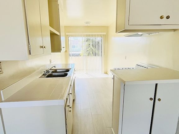5th image of 15215 S Raymond Ave #10
