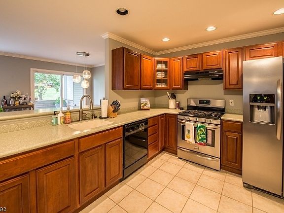 4th image of 89 Bourne Cir #703