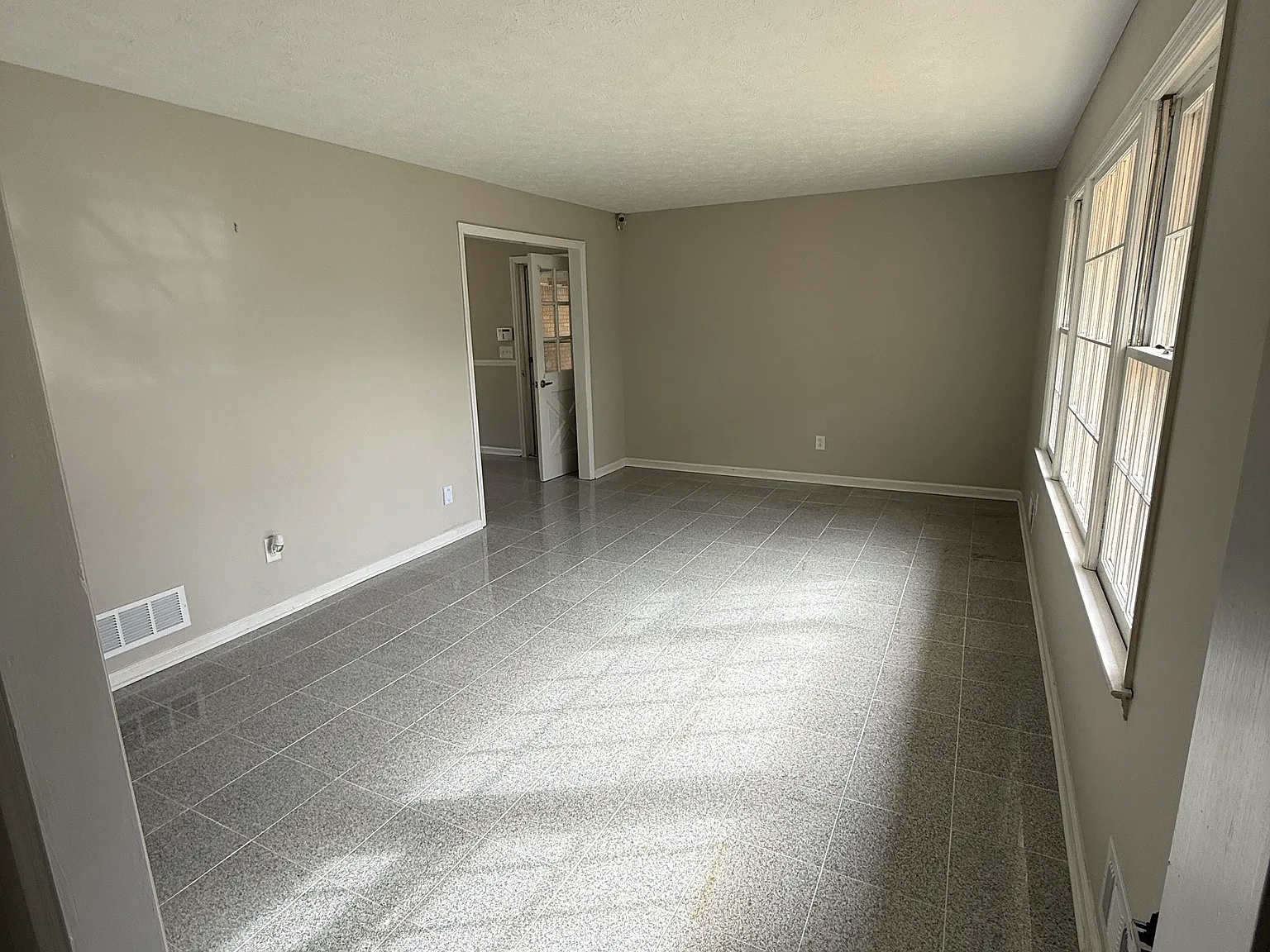 6 bed, 2626 sqft, $2,500 — Photo 4