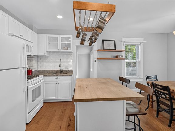 4th image of 210 E 12th St