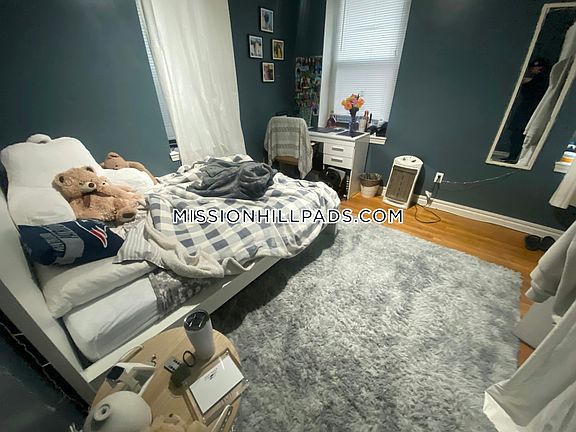 2nd image of 715 Parker St APT 2