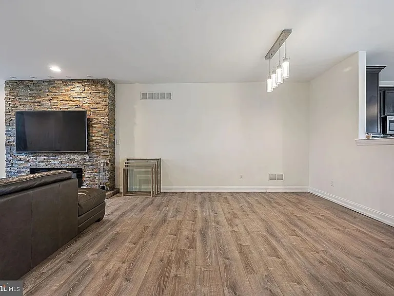 1340 Carrick Ct — Photo 8