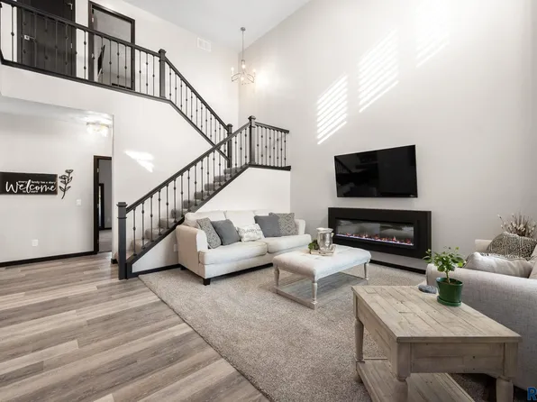 5917 S Spirea Ave, Sioux Falls, SD 57108