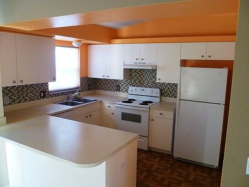 4th image of 2590 37th Ave NE