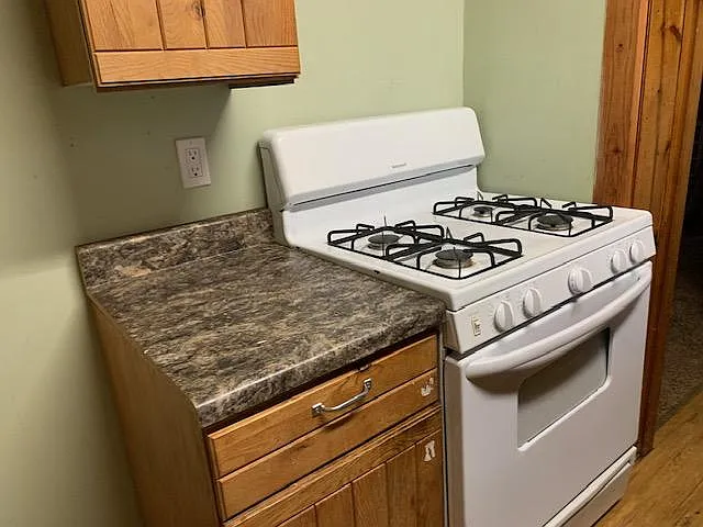 KITCHEN STOVE