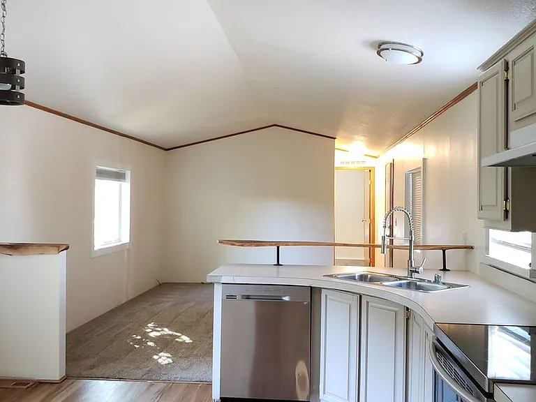 1305 N Wenatchee Ave — Photo 13
