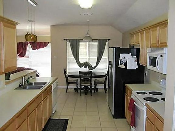 3rd image of 1707 Chatham Ln