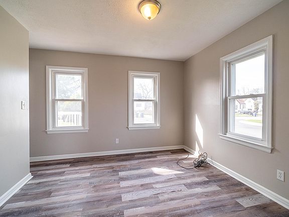 2nd image of 2424 Vendome Dr