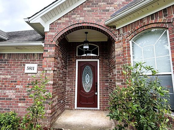 4th image of 5811 Oak Hollow Pl