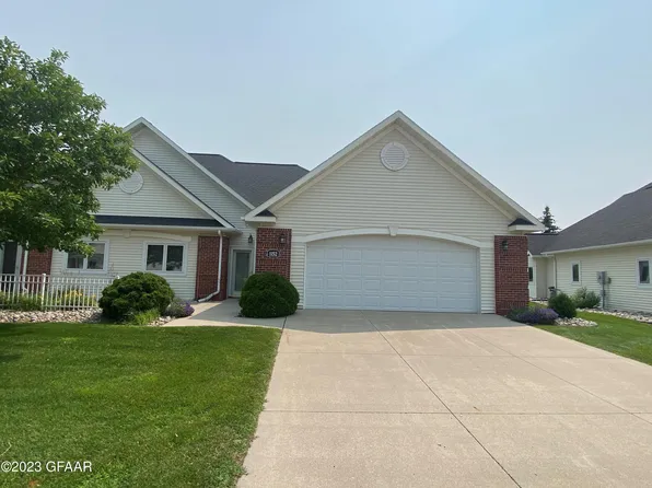 1152 Oxbow Ct, Grand Forks, ND 58203