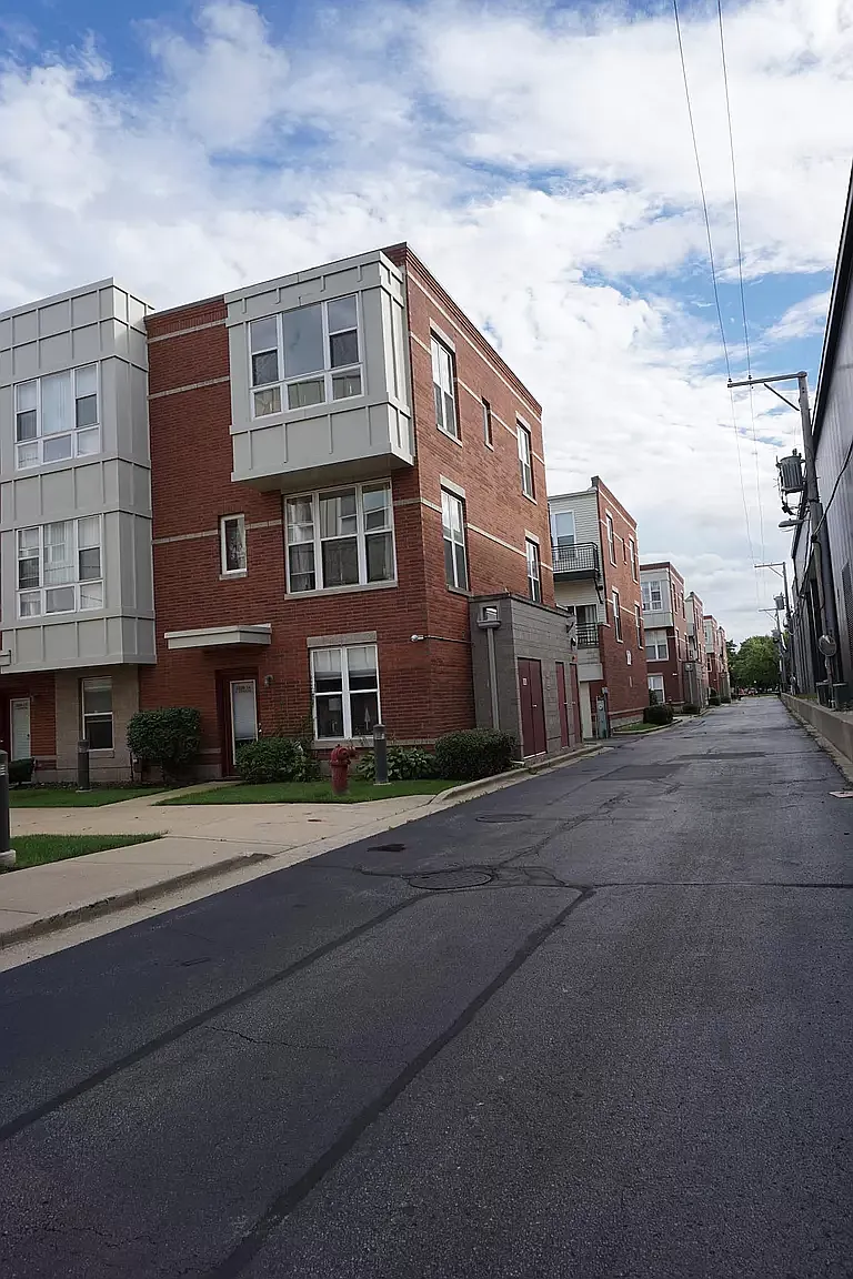 3238 N Kilbourn Ave — Photo 2