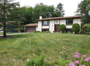 10440 Buckingham Dr, Eden Prairie, MN 55347