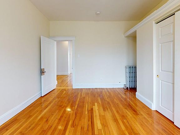 4th image of 202 Baker St APT 1