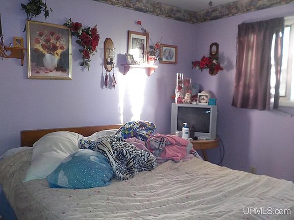 2nd image of 915 Wells St
