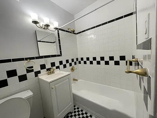 Rented by HOLTON REAL ESTATE INC. | media 26