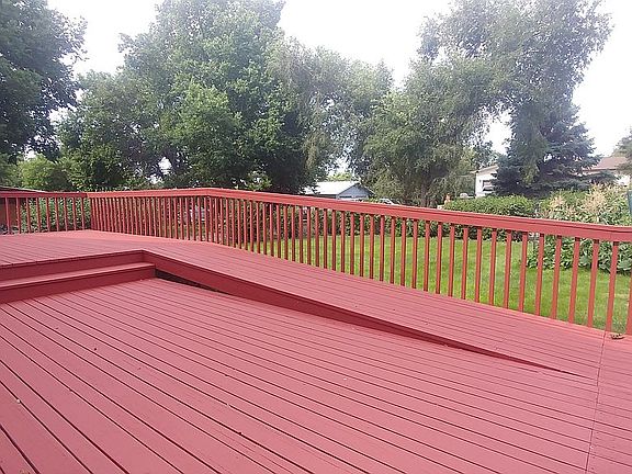 Deck provides no-step entry