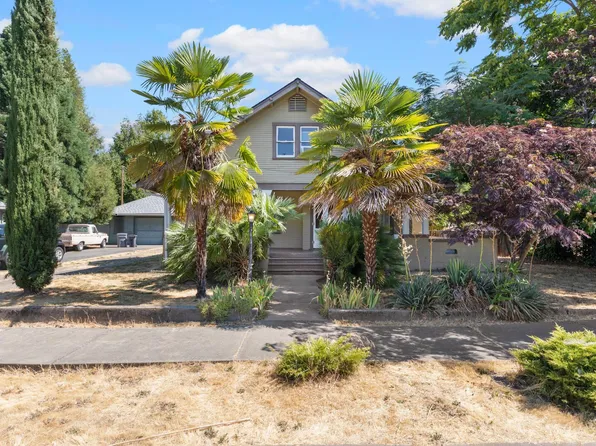 412 NW B St, Grants Pass, OR 97526