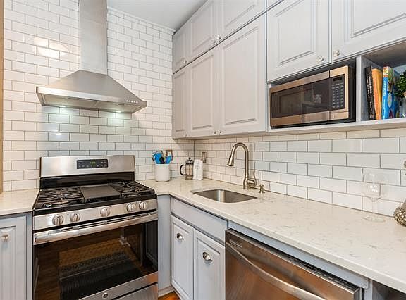 3rd image of 407 2nd St APT 3L