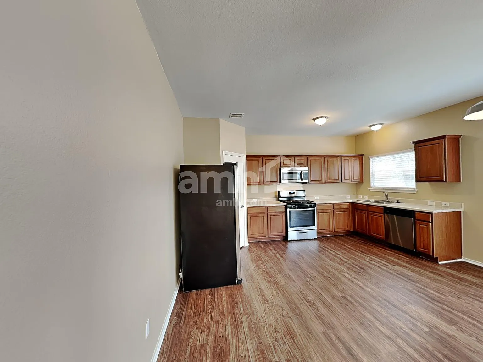 4 bed, 2.5 bath, 2050 sqft, $2,095 — Photo 3