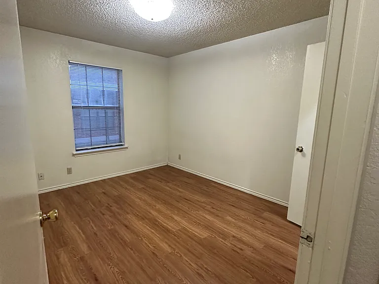 924 W Chestnut St #5 — Photo 8