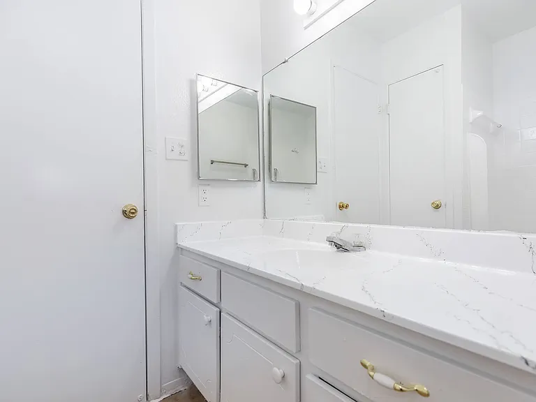 Ashley Square Apartments — Photo 31
