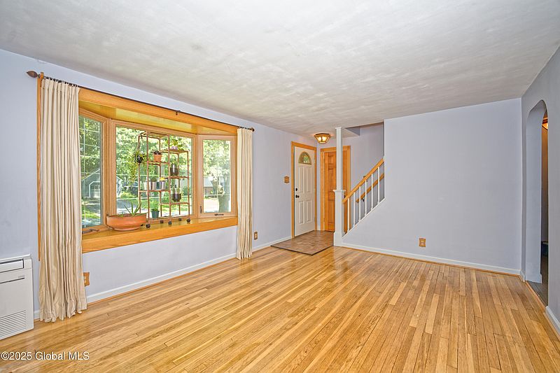 4th image of 32 Fredericks Road