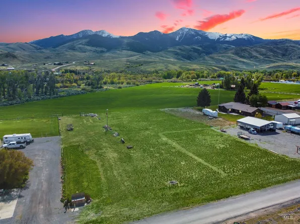 404 E White Knob St, Mackay, ID 83251