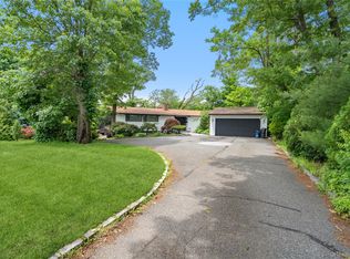 27 Parkway Drive, Roslyn Heights, NY 11577