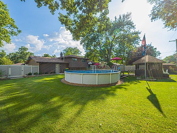 4th image of 302 Birch Dr
