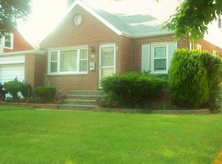 15 Chestnut Ln, Valley Stream, NY 11580